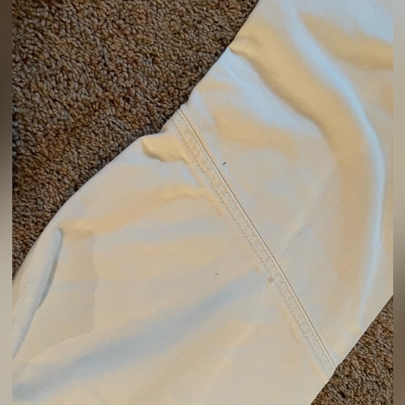BCBG MaxAzria designer white / cream flared jeans w/buckle design size 6 Vintage - Picture 11 of 11